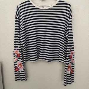 Crop Top detailed arm sleeves